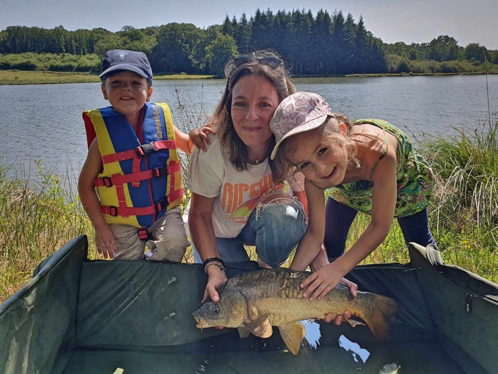 pêche au feeder en famille avec une maman et ses deux enfants avec une carpe